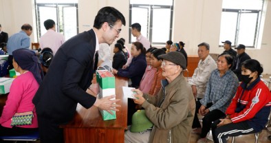 NHCSXH tặng quà Tết gia đình hoàn cảnh khó khăn tỉnh Bắc Ninh