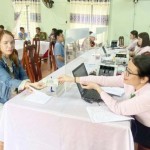 Bà Võ Thị Xuân Hương ở thôn 2, xã Tiên Phước vui mừng khi được giải ngân vốn ngay sau Tết Nguyên đán