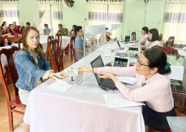 Bà Võ Thị Xuân Hương ở thôn 2, xã Tiên Phước vui mừng khi được giải ngân vốn ngay sau Tết Nguyên đán Bà Võ Thị Xuân Hương ở thôn 2, xã Tiên Phước vui mừng khi được giải ngân vốn ngay sau Tết Nguyên đán