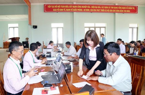 Toàn tỉnh Đắk Lắk duy trì 287 điểm giao dịch, trong đó 94 điểm đặt tại Trụ sở UBND xã mới, 137 điểm tại Trụ sở UBND xã cũ và 56 điểm tại nhà văn hóa, nhà sinh hoạt cộng đồng Toàn tỉnh Đắk Lắk duy trì 287 điểm giao dịch, trong đó 94 điểm đặt tại Trụ sở UBND xã mới, 137 điểm tại Trụ sở UBND xã cũ và 56 điểm tại nhà văn hóa, nhà sinh hoạt cộng đồng