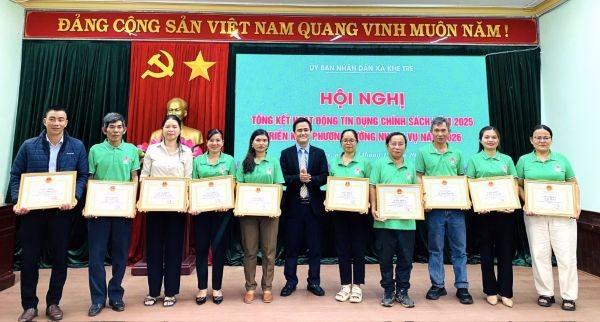 Các tập thể, cá nhân được biểu dương, khen thưởng nhờ có thành tích tiêu biểu trong tổ chức thực hiện tín dụng chính sách xã hội