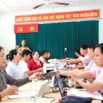 Phòng giao dịch NHCSXH Thủ Đức giải ngân cho người dân vay vốn ưu đãi cho người dân