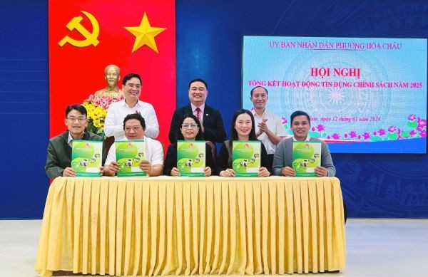 Chi nhánh NHCSXH thành phố Huế Ký kết giao ước thi đua với các tổ chức chính trị - xã hội nhận ủy thác