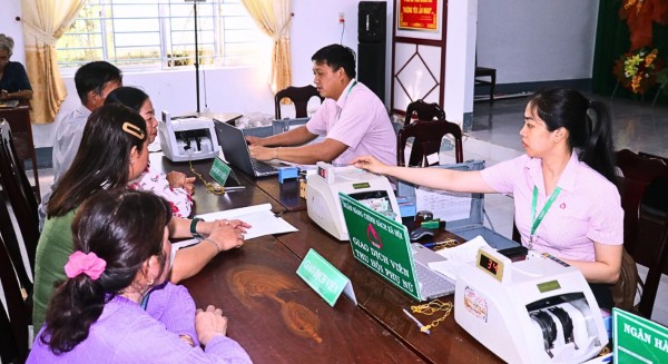 Phòng giao dịch NHCSXH Châu Thành A giải ngân nguồn vốn chính sách cho người dân xã Tân Hòa