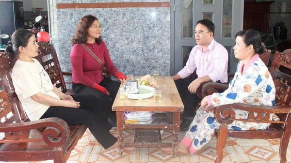 Bà Thương (thứ 2 từ trái sang) đi từng ngõ, gõ cửa từng nhà, rà từng đối tượng để hỗ trợ nguồn vốn tín dụng chính sách Bà Thương (thứ 2 từ trái sang) đi từng ngõ, gõ cửa từng nhà, rà từng đối tượng để hỗ trợ nguồn vốn tín dụng chính sách