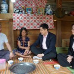 Lãnh đạo chi nhánh NHCSXH TP Đà Nẵng thăm, tặng quà gia đình có công với Cách mạng ở thôn Apát, xã Avương