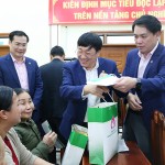 Tổng Giám đốc NHCSXH Dương Quyết Thắng động viên thăm hỏi và trao tặng quà Tết cho các hộ gia đình chính sách ở phường Tiền Phong