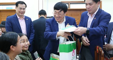 Lan tỏa Tết ấm đến với hộ nghèo, gia đình chính sách ở phường Tiền Phong