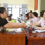 Giải ngân vốn tín dụng chính sách tại điểm giao dịch giúp người dân vùng nông thôn, miền núi dễ dàng tiếp cận vốn vay, góp phần phát triển kinh tế và giảm nghèo bền vững