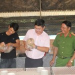 Nguồn vốn tín dụng chính sách giúp cuộc sống gia đình anh Thành (ngoài cùng bên trái) sang trang mới