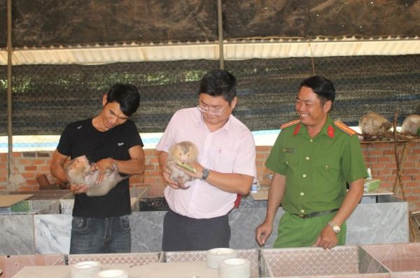 Nguồn vốn tín dụng chính sách giúp cuộc sống gia đình anh Thành (ngoài cùng bên trái) sang trang mới