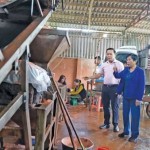 Cán bộ chi nhánh NHCSXH tỉnh Lào Cai ghé thăm cơ sở sản xuất viên phân nén dúi sâu của bà Nguyễn Thị Năng