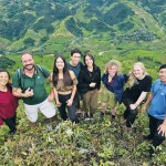 Anh Khang A Chua - Chủ cơ sở Mù Cang Chải Big View Homestay (ngoài cùng bên phải) với du khách nước ngoài