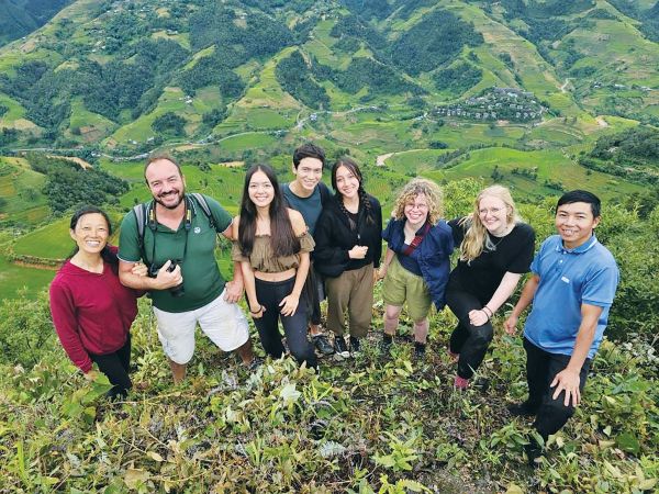 Anh Khang A Chua - Chủ cơ sở Mù Cang Chải Big View Homestay (ngoài cùng bên phải) với du khách nước ngoài