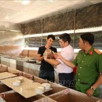 Anh Nguyễn Trung Thành (trái) ở Thôn 9, xã Long Hà, thành công mô hình nuôi dúi nhờ nguồn vốn chính sách