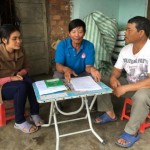 Anh Y Don Niê (áo xanh ngồi ở giữa) hướng dẫn hộ dân về các thủ tục vay vốn tín dụng chính sách xã hội