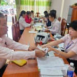 Người nghèo nhận vốn vay để sản xuất, kinh doanh