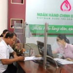 Cán bộ Phòng giao dịch NHCSXH Vĩnh Tường hướng dẫn hồ sơ cho người dân vay vốn