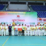 Phó Chủ tịch Công đoàn Ngân hàng Việt Nam Nguyễn Thành Trung, Tổng Giám đốc NHCSXH Dương Quyết Thắng trao giải Nhất toàn đoàn cho đoàn chi nhánh NHCSXH TP Đà Nẵng