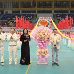 Tổng Giám đốc NHCSXH Dương Quyết Thắng (ngoài cùng bên phải) chúc mừng Hội thao
