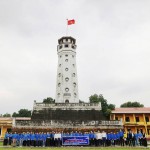 Đoàn thăm và tìm hiểu lịch sử về di tích cột cờ Hưng Hóa, chụp ảnh lưu niệm, kết thúc chương trình