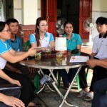 Đại diện NHCSXH và các tổ ủy thác, Tổ tiết kiệm vay vốn đang giới thiệu về chương trình tín dụng ưu đãi cho người học STEM đến người dân