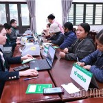 Cán bộ Phòng giao dịch NHCSXH Yên Lập giải ngân vốn vay tại điểm giao dịch Thượng Long