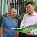 Cán bộ Phòng giao dịch NHCSXH Hậu Lộc (Thanh Hóa) tuyên truyền cho người dân điểm mới về chính sách cho vay hỗ trợ lao động đi làm việc ở nước ngoài