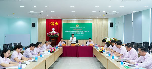 Bí thư Đảng ủy NHCSXHTW, Uỷ viên HĐQT, Tổng Giám đốc Dương Quyết Thắng phát biểu tại hội nghị