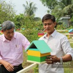 Anh Nguyễn Trung Thành (bên phải) giới thiệu mô hình nuôi ong dú