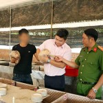 Đại diện công an, NHCSXH thăm quan mô hình nuôi dúi của anh N.T.T. (bìa trái) ở xã Long Hà