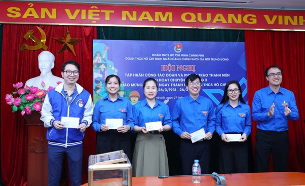 Các đoàn viên tham gia các hoạt động thực hành sôi nổi