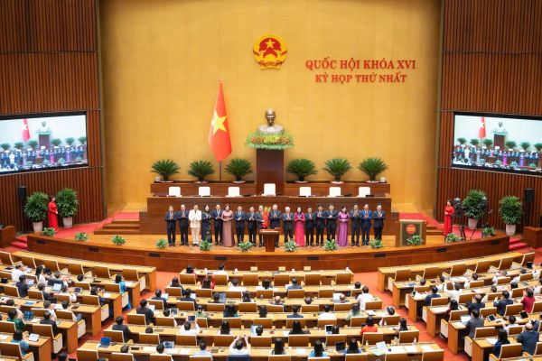 Trao quyết định cho các Phó Chủ tịch Quốc hội và Ủy viên Ủy ban Thường vụ Quốc hội