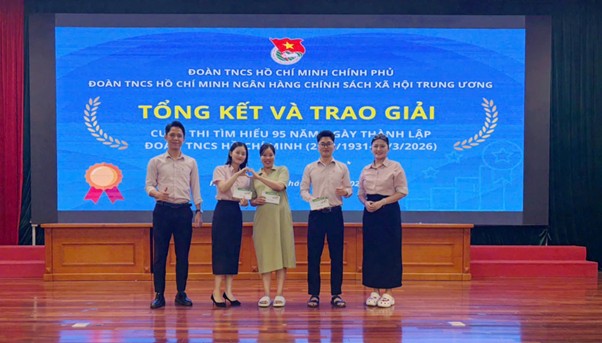 Đoàn thanh niên NHCSXHTW tổ chức tổng kết và trao giải cho các thí sinh xuất sắc