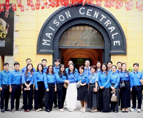 Các đoàn viên Đoàn bộ phận chi nhánh NHCSXH thành phố Hà Nội tham gia chương trình