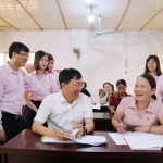 Tổng Giám đốc Dương Quyết Thắng cùng các thành viên đoàn công tác trao đổi về quản lý nguồn vốn với một số Tổ trưởng Tổ tiết kiệm và vay vốn