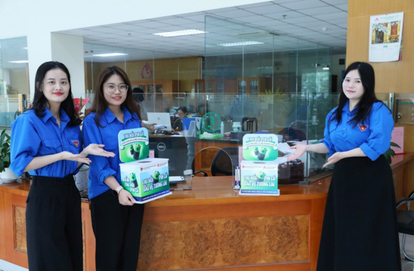 Các hộp đựng pin củ được đặt tại quầy giao dịch, thuận tiện cho khách hàng và người lao động thu hồi pin cũ