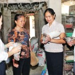 Bà Vũ Thị Lịch (thứ hai từ phải sang) giới thiệu về mô hình nuôi chim bồ câu được đầu tư từ vốn vay ưu đãi