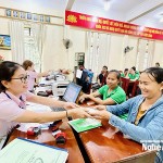 Phòng giao dịch NHCSXH Con Cuông thực hiện công tác giải ngân tại điểm giao dịch