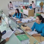 Cán bộ NHCSXH tư vấn khách hàng đến vay tiền mua nhà ở xã hội