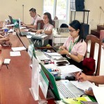 Cán bộ tín dụng Phòng giao dịch NHCSXH Phú Lộc tổ chức phiên giao dịch định kỳ cho bà con nhân xã Khe Tre