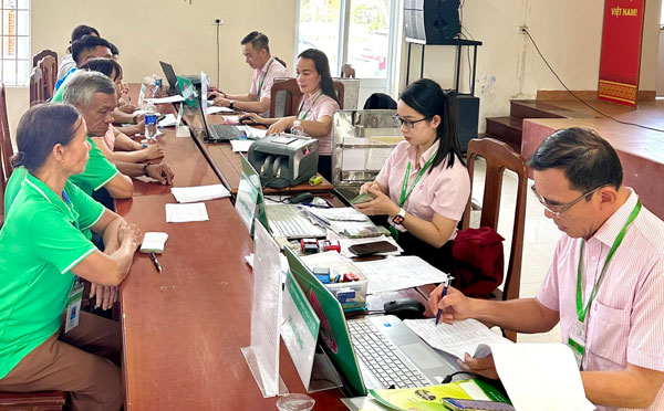 Cán bộ tín dụng Phòng giao dịch NHCSXH Phú Lộc tổ chức phiên giao dịch định kỳ cho bà con nhân xã Khe Tre