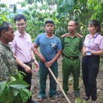 Cán bộ NHCSXH và Công an xã động viện người chấp hành xong án phạt tù vay vốn ưu đãi đầu tư sản xuất, kinh doanh