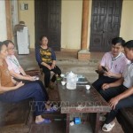 Cán bộ Phòng giao dịch NHCSXH Yên Định trực tiếp hỗ trợ, hướng dẫn khách hàng cài đặt dịch vụ ngay tại nhà