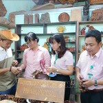 Cán bộ NHCSXH khảo sát mô hình sản xuất kinh doanh điêu khắc gỗ của anh Phan Huỳnh Châu ở tổ dân phố Phước Trung, phường Hội An