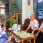 Niềm vui của gia đình anh Nguyễn Ngọc Khải (trái) trong căn nhà mới xây từ nguồn vốn vay từ Phòng giao dịch NHCSXH Liên Chiểu