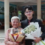 Em Lê Nguyễn Lê Tấn Phát chụp ảnh kỷ yếu cùng bà nội tại Trường THPT Lê Hồng Phong
