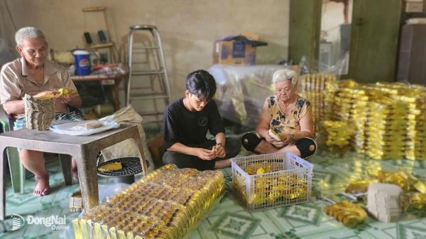 Tấn Phát giúp đỡ ông bà nội làm việc gia công sau giờ học