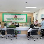 Phòng giao dịch NHCSXH Thành Cổ giải ngân cho khách hàng vay vốn chương trình người sau cai nghiện ma tuý