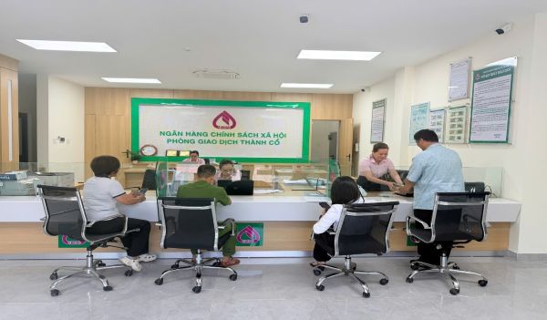 Phòng giao dịch NHCSXH Thành Cổ giải ngân cho khách hàng vay vốn chương trình người sau cai nghiện ma tuý